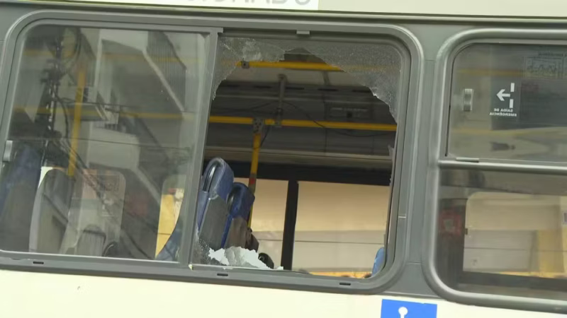 Fonoaudióloga é baleada no pescoço dentro de ônibus em tiroteio em Vicente de Carvalho