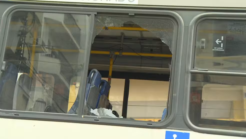 Fonoaudióloga é baleada no pescoço dentro de ônibus em tiroteio em Vicente de Carvalho