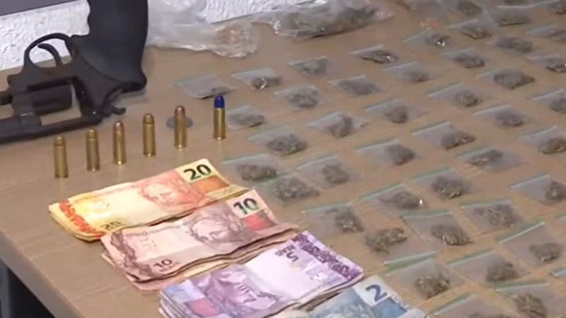 Homem é preso com arma e drogas, no bairro do Bessa, em João Pessoa