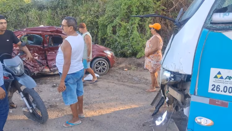 Mulher morre e crianças ficam feridas em colisão entre ônibus e carro em Acaú