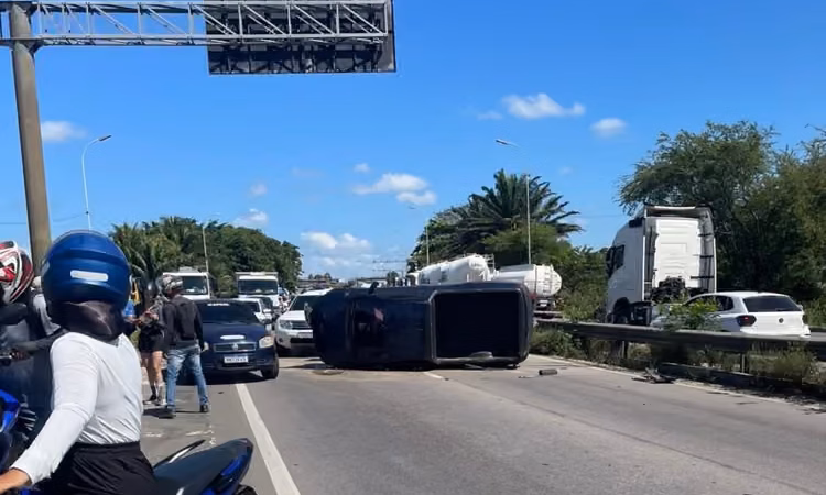 Carro capota na BR-230, nas Três Lagoas, e causa congestionamento