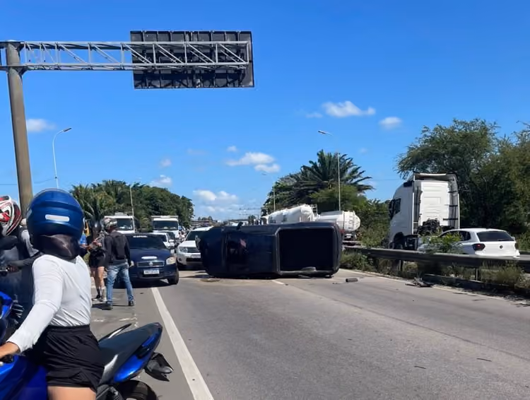 Carro capota na BR-230, nas Três Lagoas, e causa congestionamento
