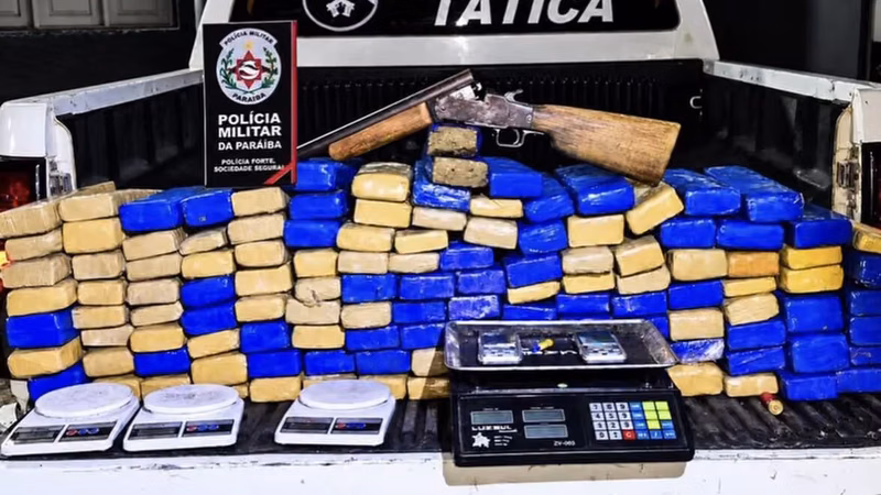 Polícia apreende 145 tabletes de maconha e arma durante operação em Campina Grande