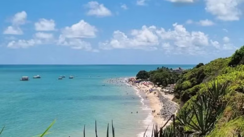 Idoso é resgatado em estado grave após entrar no mar da Praia do Seixas, em João Pessoa