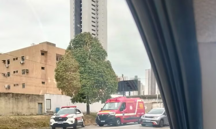 Chuva e acidentes travam trânsito na BR-230 em João Pessoa nesta sexta-feira