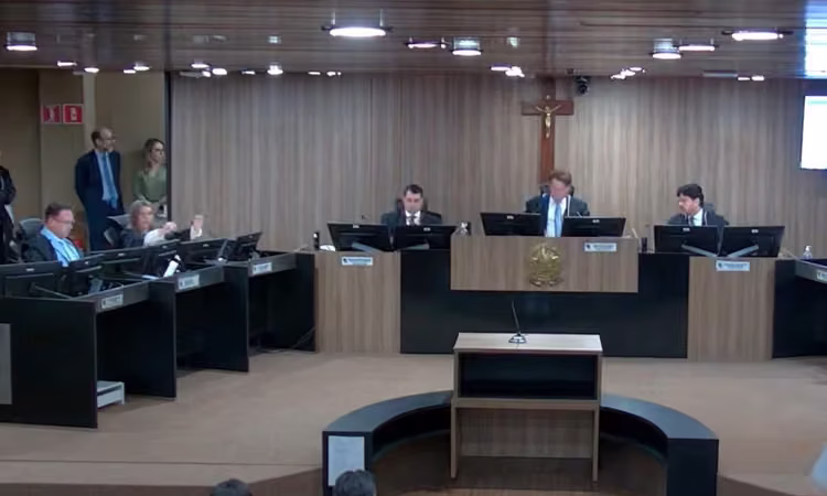 Julgamento de impugnação da candidatura de Cícero Lucena é suspenso após pedido de vistas