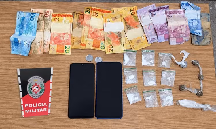 Dupla é presa com drogas e dinheiro em casa abandonada em Campina Grande