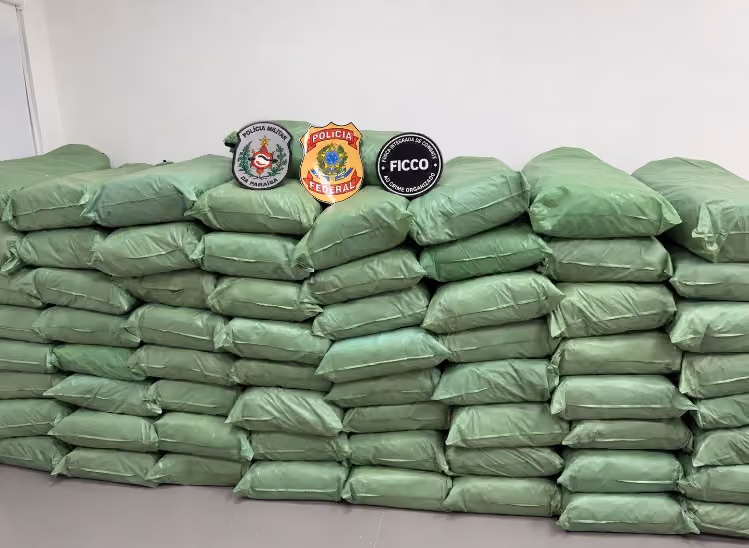 Polícia Federal e PM apreendem meia tonelada de maconha em caminhão em Água Branca