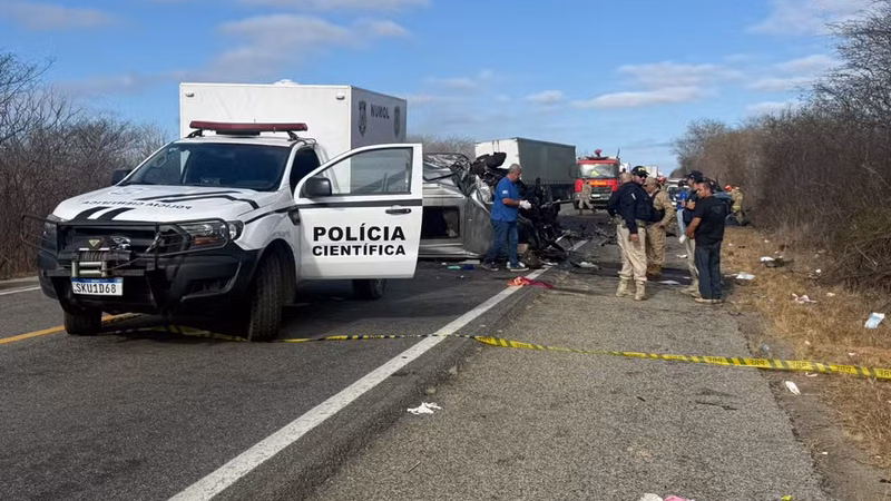 Colisão entre uma van e uma caminhonete deixou 6 pessoas mortas e 15 feridas nesta terça-feira (27)