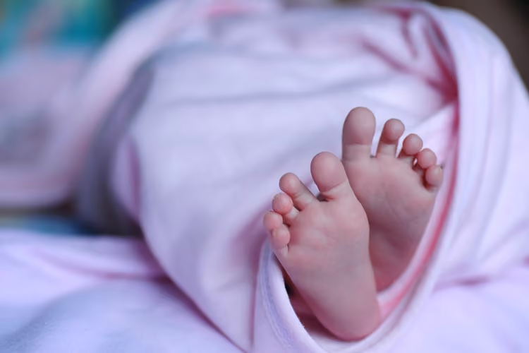 Bebê morre dentro de casa em Massaranduba e polícia prende pai suspeito de tráfico