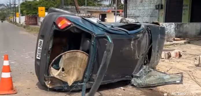 Carro capota e destrói poste em estrada de Conde