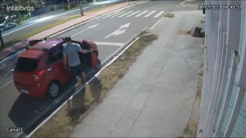 Homem é flagrado furtando cone de segurança na Zona Sul de João Pessoa