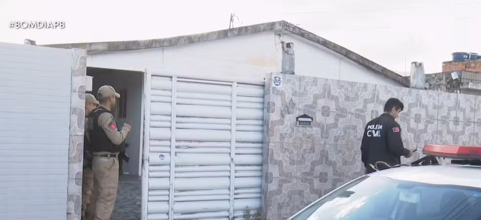 Casal é encontrado morto a facadas dentro de casa em Mangabeira