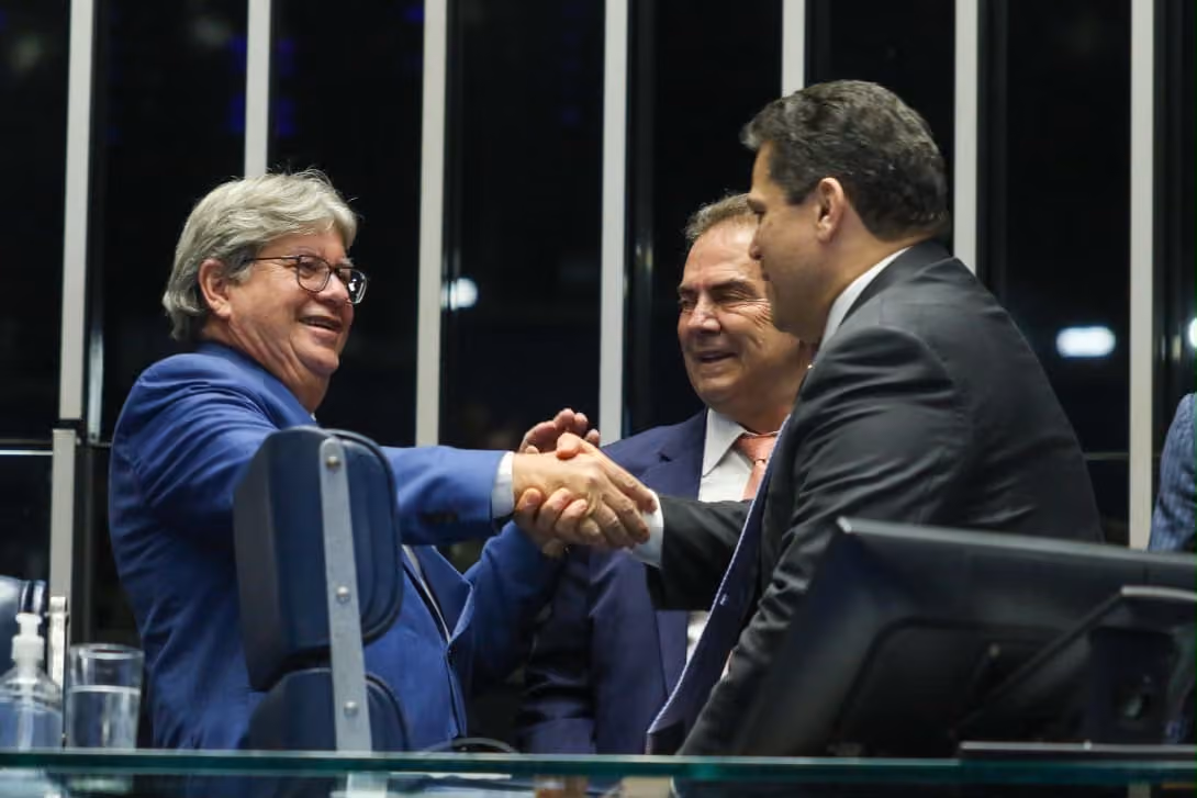 João Azevêdo visita Senado após eleição e celebra aprovação do fim da escala 6×1